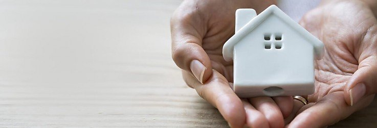 Foto <br>Marktanalysen, Finanzierung & Zukunftsaussichten<br><br>Der Immobilienmarkt ist stetig in Bewegung. Steigende Zinsen, ver�nderte Bauvorschriften und neue Wohnkonzepte pr�gen die Branche und beeinflussen K�ufer, Verk�ufer und Investoren gleicherma�en. Als erfahrene Immobilienmakler behalten wir aktuelle Entwicklungen im Blick und unterst�tzen Sie mit fundiertem Fachwissen.<br>Immobilienpreise & Marktentwicklung<br><br>Die Immobilienpreise in Deutschland unterliegen regionalen Schwankungen. W�hrend in Metropolen wie Berlin, M�nchen oder Hamburg weiterhin hohe Nachfrage herrscht, bieten l�ndliche Regionen attraktive Kaufpreise. Ob Wohnung, Haus oder Neubauprojekt � wir analysieren Marktchancen und helfen Ihnen, die richtige Entscheidung zu treffen.<br><br>Baufinanzierung & Zinsen<br><br>Steigende Zinsen beeinflussen die Finanzierungsm�glichkeiten. Welche F�rdermittel stehen zur Verf�gung? Welche Banken bieten die besten Konditionen? Unsere Experten beraten Sie zu Finanzierungsstrategien, Anschlussfinanzierungen und staatlichen F�rderungen f�r energieeffizientes Bauen.<br><br>Nachhaltigkeit & Energieeffizienz<br><br>Nachhaltige Immobilien sind gefragter denn je. Energetische Sanierungen, moderne Heiztechniken und Photovoltaikanlagen steigern den Wert einer Immobilie und senken langfristig die Nebenkosten. Wir zeigen Ihnen, wie Sie Ihr Eigentum zukunftssicher gestalten.<br><br>Verkauf & Vermietung: Der richtige Zeitpunkt z�hlt<br><br>Wann ist der beste Zeitpunkt f�r den Immobilienverkauf? Welche Faktoren beeinflussen den Immobilienwert? Ob Sie Ihre Immobilie verkaufen oder vermieten m�chten � wir ermitteln den optimalen Preis und entwickeln eine ma�geschneiderte Vermarktungsstrategie.<br><br>M�chten Sie mehr �ber die aktuellen Entwicklungen auf dem Immobilienmarkt erfahren oder planen Sie den Kauf oder Verkauf einer Immobilie? Kontaktieren Sie uns f�r eine unverbindliche Beratung!<br>