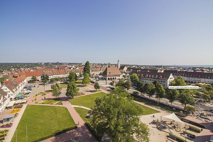 Foto In den letzten Jahren hat der Immobilienmarkt in Freudenstadt, eine bemerkenswerte Entwicklung durchlaufen. Die Stadt, die f�r ihre idyllische Lage im Schwarzwald und ihre erstklassige Lebensqualit�t bekannt ist, hat eine steigende Nachfrage nach Immobilien erlebt. Diese Entwicklung wird durch verschiedene Faktoren angetrieben.<br><br>Ein entscheidender Faktor ist die Attraktivit�t der Region f�r Einheimische und Zugewanderte gleicherma�en. Freudenstadt bietet eine ausgezeichnete Infrastruktur, ein breites Spektrum an Freizeitm�glichkeiten und eine gute Anbindung an gr��ere St�dte wie Stuttgart und Karlsruhe. Diese Faktoren machen die Stadt zu einem begehrten Wohnort.<br><br>Zus�tzlich hat Freudenstadt in den letzten Jahren einen wirtschaftlichen Aufschwung erlebt. Neue Unternehmen haben sich in der Region niedergelassen und bestehende Unternehmen haben expandiert, was zu einem Anstieg der Besch�ftigung und der Wirtschaftsaktivit�t gef�hrt hat. Dies hat wiederum die Nachfrage nach Wohnraum erh�ht, sowohl f�r Familien als auch f�r Berufst�tige.<br><br>Die Immobilienangebote in Freudenstadt haben sich entsprechend dieser Nachfrageentwicklung angepasst. Es gibt eine Vielzahl von Wohnm�glichkeiten, von Einfamilienh�usern und Eigentumswohnungen bis hin zu Mietwohnungen und Seniorenresidenzen. Neue Bauprojekte sind ebenfalls entstanden, um den Bedarf an modernem Wohnraum zu decken.<br><br>Neben dem Wohnraum hat auch der gewerbliche Immobilienmarkt in Freudenstadt an Dynamik gewonnen. Die steigende Wirtschaftsaktivit�t hat zu einer erh�hten Nachfrage nach B�ro- und Gewerbefl�chen gef�hrt. Dies hat Investoren und Entwickler dazu ermutigt, in die Region zu investieren und neue Gesch�ftsfl�chen bereitzustellen.<br><br>Insgesamt l�sst sich sagen, dass der Immobilienmarkt in Freudenstadt, eine positive Entwicklung erlebt hat. Die steigende Nachfrage nach Wohn- und Gewerbefl�chen spiegelt die Attraktivit�t der Region wider und bietet Chancen f�r Investoren, Entwickler und Einwohner gleicherma�en. Es bleibt abzuwarten, wie sich dieser Trend in den kommenden Jahren fortsetzen wird, aber die Zukunft des Immobilienmarktes in Freudenstadt scheint vielversprechend zu sein.