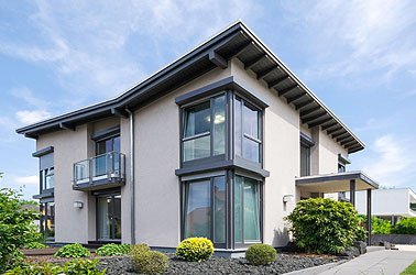 Foto In Deutschland gibt es verschiedene steuerliche Vorteile und finanzielle Aspekte im Zusammenhang mit dem Besitz von Immobilien. Es ist wichtig zu beachten, dass steuerliche Regelungen sich �ndern k�nnen, daher ist es ratsam, aktuelle Informationen von einem Steuerberater oder Finanzexperten einzuholen. Hier sind einige allgemeine Aspekte:<br><br> Abschreibungen (AfA): Als Immobilieneigent�mer k�nnen Sie die Anschaffungs- oder Herstellungskosten Ihrer Immobilie �ber einen bestimmten Zeitraum steuerlich abschreiben (Absetzung f�r Abnutzung - AfA). Die genaue Abschreibungsdauer variiert je nach Art der Immobilie.<br><br> Werbungskosten: Finanzierungskosten wie Zinsen f�r Hypothekendarlehen, Grundsteuern, Versicherungen und Verwaltungskosten k�nnen als Werbungskosten geltend gemacht werden, um die steuerpflichtigen Einnahmen zu mindern.<br><br> Ertr�ge aus Vermietung und Verpachtung: Mieteinnahmen unterliegen der Einkommensteuer. Allerdings k�nnen Sie auch die oben genannten Werbungskosten abziehen, um die steuerpflichtigen Einnahmen zu reduzieren.<br><br> Spekulationssteuer: Wenn Sie eine Immobilie innerhalb von zehn Jahren nach dem Kauf wieder verkaufen, kann unter Umst�nden eine Spekulationssteuer anfallen. Allerdings gibt es Ausnahmen, zum Beispiel, wenn die Immobilie selbst genutzt wurde.<br><br> Steuerliche F�rderungen: Es gibt verschiedene steuerliche F�rderungen f�r energetische Sanierungsma�nahmen oder den Neubau von Wohnungen, die unter bestimmten Voraussetzungen genutzt werden k�nnen.<br><br> Grundsteuer: Die Grundsteuer ist eine kommunale Steuer, die auf den Wert von Grundst�cken und Geb�uden erhoben wird. Die H�he variiert je nach Lage und �rtlichen Gegebenheiten.<br><br> G�nstige Finanzierungsm�glichkeiten: In Deutschland gibt es oft g�nstige Finanzierungsm�glichkeiten f�r den Erwerb von Immobilien, insbesondere durch niedrige Zinsen und staatliche F�rderprogramme.<br><br> Erbschafts- und Schenkungssteuer: Beim Vererben oder Verschenken von Immobilien k�nnen Erbschafts- oder Schenkungssteuern anfallen. Es gibt jedoch Freibetr�ge und Steuerklassen, die die Belastung mindern k�nnen.<br><br>Es ist wichtig zu beachten, dass die steuerlichen Vorteile und Regelungen je nach pers�nlicher Situation variieren k�nnen. Daher ist es ratsam, sich von einem Steuerberater oder Finanzexperten individuell beraten zu lassen, um die besten M�glichkeiten f�r Ihre spezifische Situation zu ermitteln.