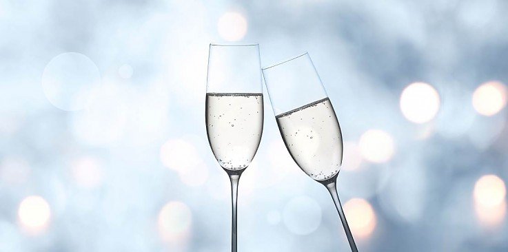 Ansto�en mit zwei Sektkelchen