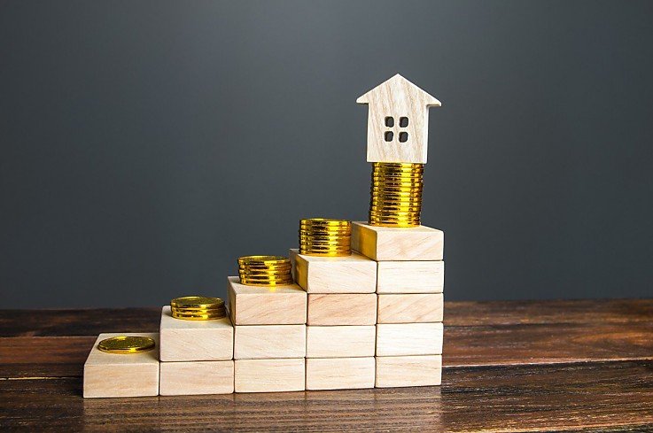 Foto Als Immobilienbesitzer ist die Wertsteigerung Ihrer Immobilie nicht nur finanziell attraktiv, sondern kann auch Ihre Lebensqualit�t verbessern. Hier sind f�nf praktische Tipps, die Ihnen helfen, den Wert Ihrer Immobilie zu steigern:<br><br>1. Renovieren Sie strategisch:<br>Eine intelligente Renovierung kann den Wert Ihrer Immobilie erheblich steigern. Fokussieren Sie sich auf Bereiche, die potenzielle K�ufer oder Mieter besonders sch�tzen, wie z.B. die K�che oder das Badezimmer. Frische Farben, moderne Ger�te und hochwertige Materialien verleihen Ihrer Immobilie einen zeitgem��en Charme.<br><br>2. Energieeffizienz verbessern:<br>Investitionen in Energieeffizienz zahlen sich nicht nur durch niedrigere Betriebskosten aus, sondern steigern auch den Wert Ihrer Immobilie. D�mmen Sie Ihr Zuhause, installieren Sie energieeffiziente Fenster und pr�fen Sie die M�glichkeit erneuerbarer Energien wie Solarpanele. Diese Ma�nahmen sind nicht nur umweltfreundlich, sondern auch ein gro�er Pluspunkt f�r potenzielle K�ufer.<br><br>3. Curb Appeal optimieren:<br>Der erste Eindruck z�hlt. Eine ansprechende Au�engestaltung, gepflegte G�rten und eine saubere Fassade k�nnen den Wert Ihrer Immobilie erheblich steigern. Investieren Sie in Landschaftsgestaltung, setzen Sie auf eine attraktive Eingangsgestaltung und sorgen Sie f�r eine regelm��ige Pflege.<br><br>4. Smarte Technologien integrieren:<br>In der heutigen digitalen �ra sind Smart-Home-Technologien ein gro�er Anreiz f�r K�ufer. Integrieren Sie intelligente Thermostate, Sicherheitssysteme oder Beleuchtung, um den modernen Lebensstil zu betonen. Solche Anpassungen k�nnen nicht nur den Komfort erh�hen, sondern auch den Wert Ihrer Immobilie steigern.<br><br>5. Den Grundriss optimieren:<br>Ein gut gestalteter Grundriss kann den Gesamtwert Ihrer Immobilie positiv beeinflussen. �berlegen Sie, ob es m�glich ist, R�ume zu kombinieren, um einen offeneren Raum zu schaffen. Auch das Hinzuf�gen von Mehrzweckr�umen, wie einem Heimb�ro oder Fitnessraum, kann den Wert erheblich steigern.<br><br>Denken Sie daran, dass nicht alle Verbesserungen gleich wirken und es wichtig ist, die Bed�rfnisse Ihrer Zielgruppe zu verstehen. Kombinieren Sie diese Tipps mit einer klugen Vermarktungsstrategie, um den gr��tm�glichen Nutzen aus der Wertsteigerung Ihrer Immobilie zu ziehen.