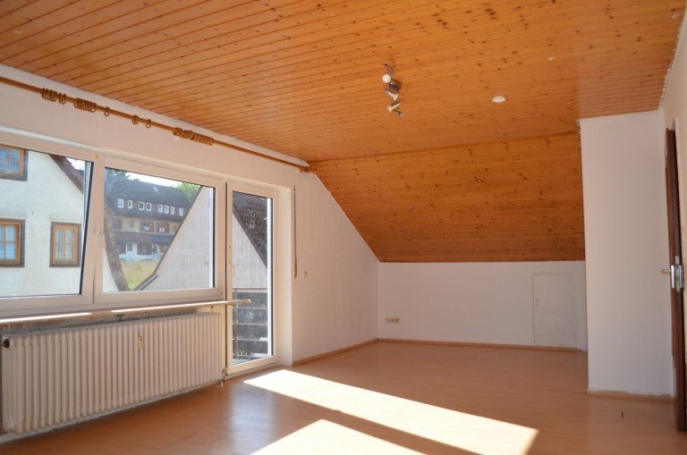 Wohn- Esszimmer Freudenstadt-Wittlensweiler Dachgeschosswohnung Renovierungsbed�rftige Dachgeschosswohnung mit Balkon und Garage