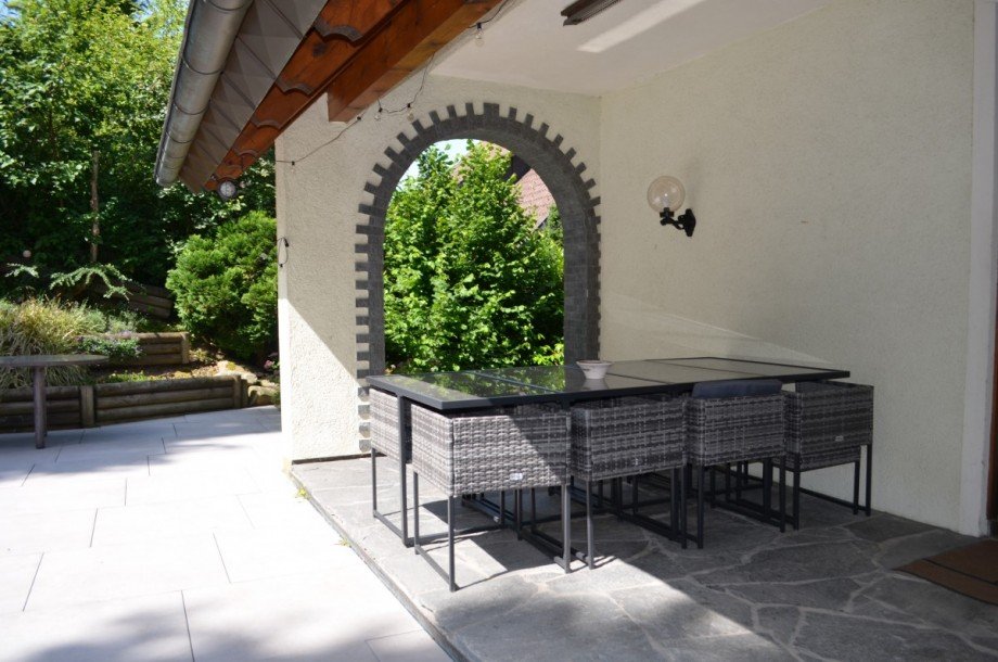 �berdachte Sitzecke neben der Terrasse Haus Baiersbronn