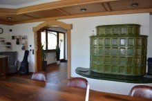 Wohnzimmer mit Kachelofen im 1. Obergeschoss Ger�umiges Zuhause mit beeindruckender Aussicht, gro�en Balkonen und Terrasse