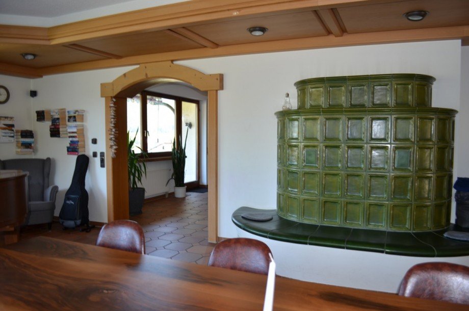 Wohnzimmer mit Kachelofen im 1. Obergeschoss Haus Baiersbronn
