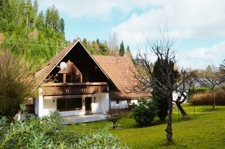 Hausansicht vom Grundst�ck Freudenstadt Zweifamilienhaus Zwei Wohnh�user in ruhiger Lage - Doppelhaus mit vielseitigem Potenzial