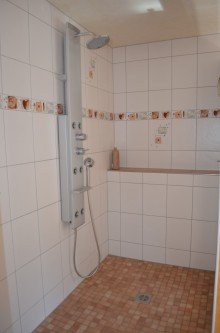 Dusche im 2. Obergeschoss Ger�umiges Zuhause mit beeindruckender Aussicht, gro�en Balkonen und Terrasse