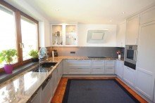 K�che im 1. Obergeschoss Ger�umiges Zuhause mit beeindruckender Aussicht, gro�en Balkonen und Terrasse