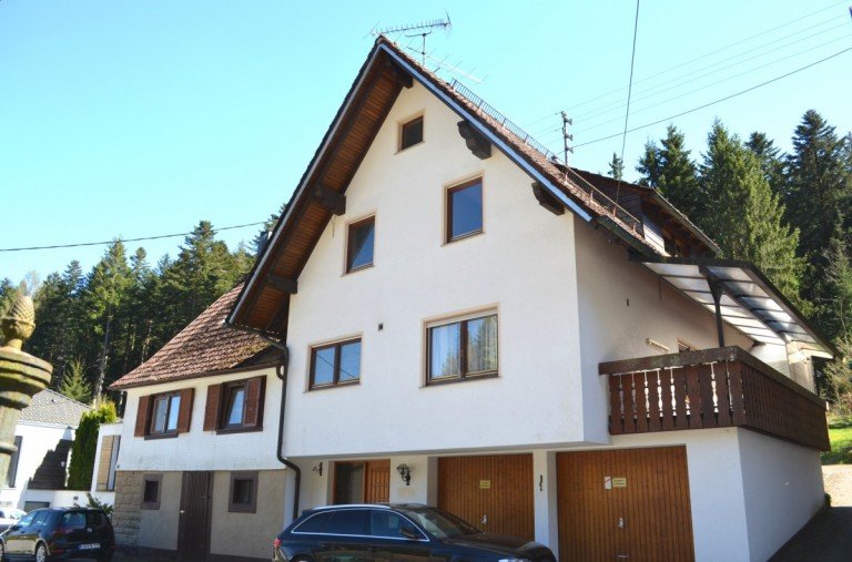 Hausansicht von der Stra�e Freudenstadt Zweifamilienhaus Zwei eigenst�ndige H�user auf gro�em Grundst�ck mit ca. 1.200 m�