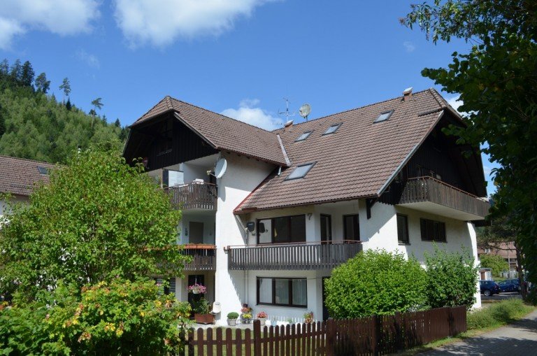 Ansicht Haus Alpirsbach Wohnung Attraktive Wohnung mit S�dbalkon, TG-Stellplatz und 2 Einzelgaragen